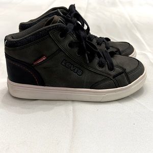 Boys size 3 gray  Levi’s sneakers